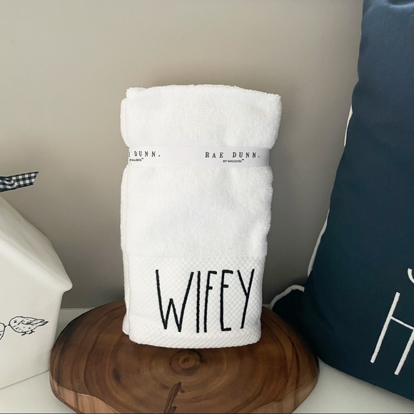*SOLD*Rae Dunn towels - Picture 2 of 3